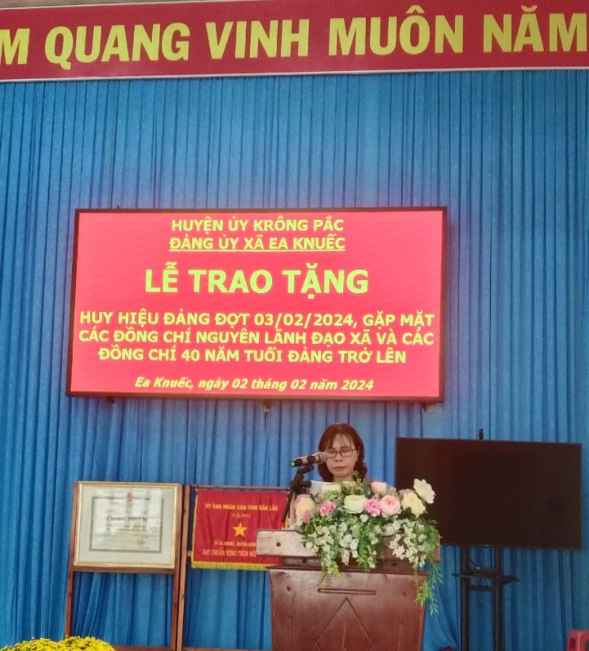 ĐẢNG BỘ XÃ EA KNUẾC TỔ CHỨC TRAO TẶNG HUY HIỆU ĐẢNG ĐỢT 3/2,  GẶP MẶT NGUYÊN LÃNH ĐẠO XÃ QUA CÁC THỜI KỲ VÀ CÁC ĐỒNG CHÍ 40 NĂM TUỔI ĐẢNG TRỞ LÊN.